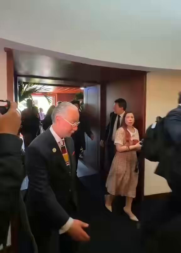 Vidéo du jour… Milei rencontrant @ABDELAESPRIELLA aujourd'hui lors de son investiture en tant que…