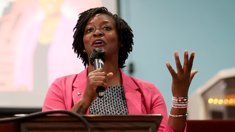 Angie Nixon, candidate de Fla Dem Sen, a soutenu l'abolition du collège électoral et du vote préférentiel dans des clips refaits à la surface