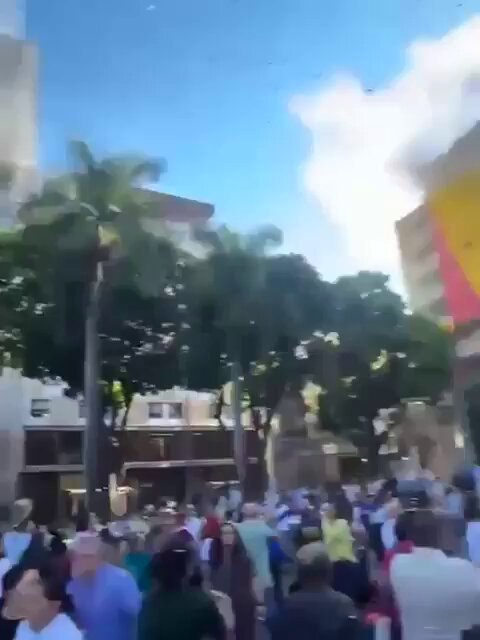 IMAGES SAUVAGES : Un bâtiment s'effondre dans le centre-ville de Pereira, en Colombie, alors que la foule…