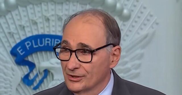 Axelrod qualifie les changements de vaccins de « dangereux » et affirme que Trump n'a pas qualité pour porter un jugement médical