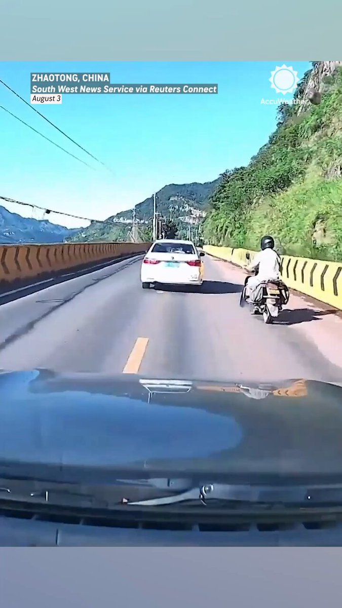Un énorme rocher a percuté une voiture lors d'un éboulement provoqué par la pluie sur une route de…