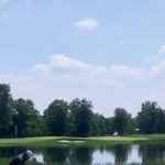 Le coup de départ de Charl Schwartzel au LIV Golf New York a roulé dans un étang, où un achigan à grande…