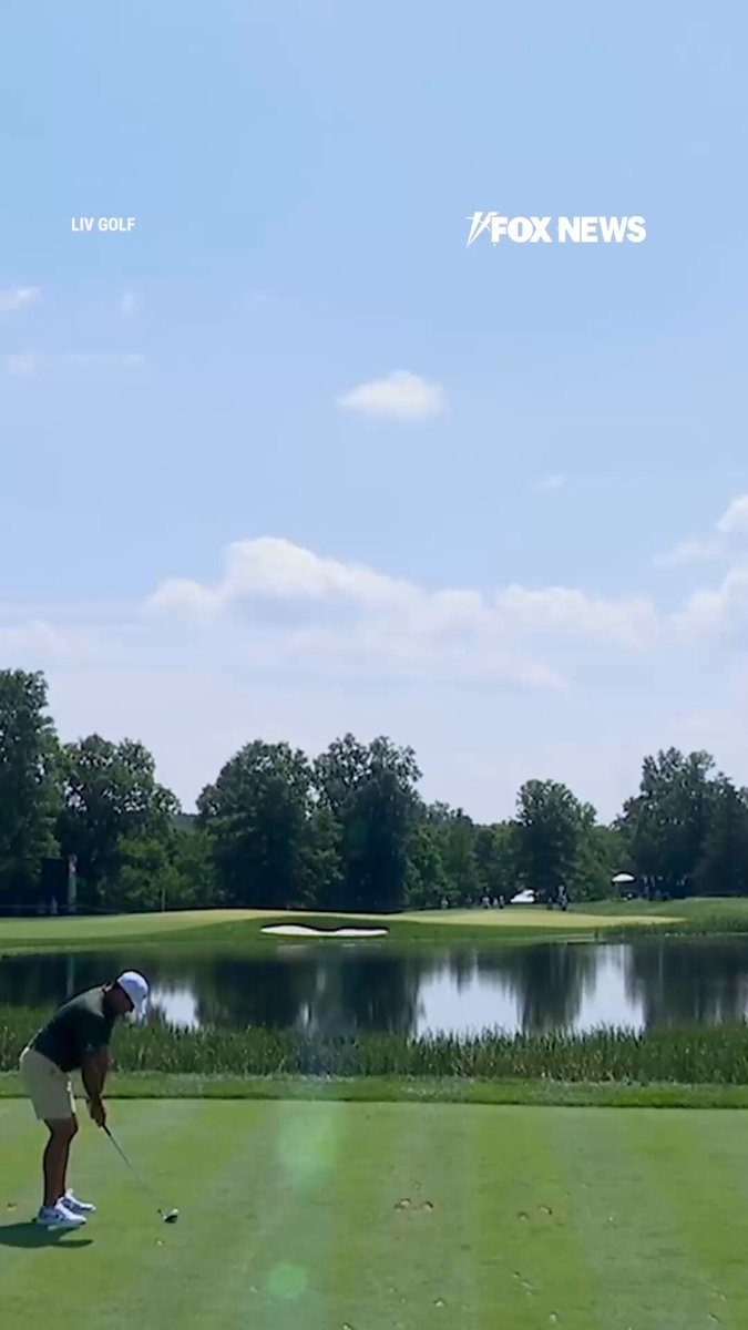 Le coup de départ de Charl Schwartzel au LIV Golf New York a roulé dans un étang, où un achigan à grande…