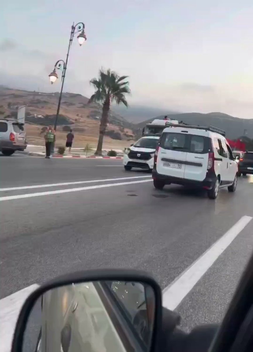 🇲🇦 La police de la circulation marocaine aide les camions remplis de migrants à passer