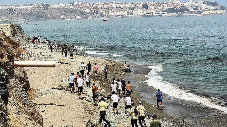 Le Département d'État lance un avertissement aux voyageurs pour une partie de l'Espagne alors que l'afflux de migrants déclenche le déploiement militaire