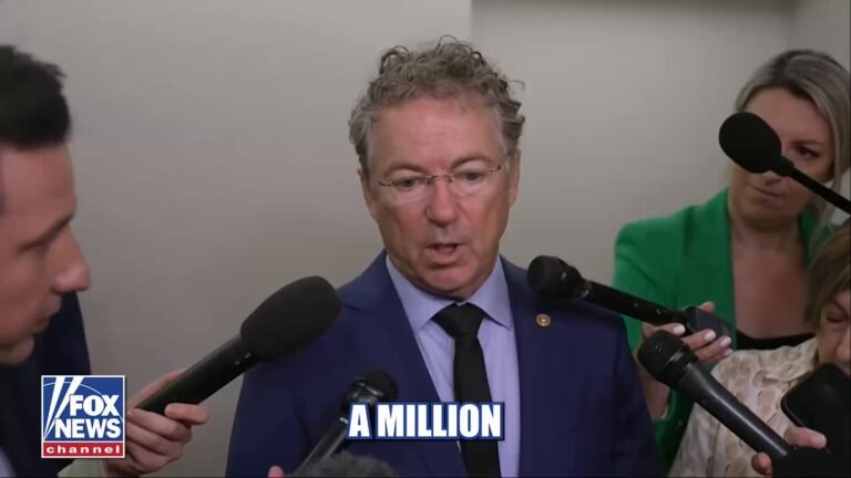 "Un million d'Américains sont morts et je pense qu'ils méritent de connaître la vérité." Le sénateur Rand…