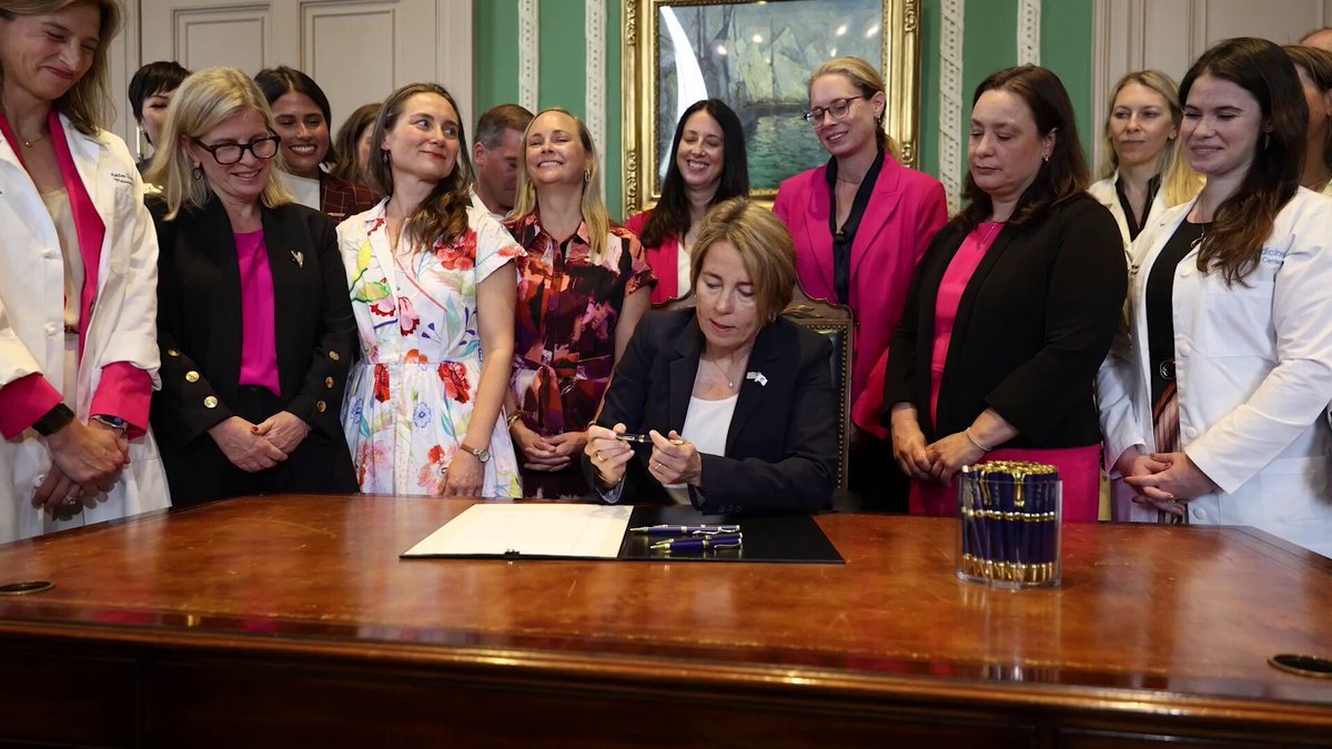 La gouverneure du Massachusetts, Maura Healey, a signé lundi un vaste projet de loi sur l'avortement qui…