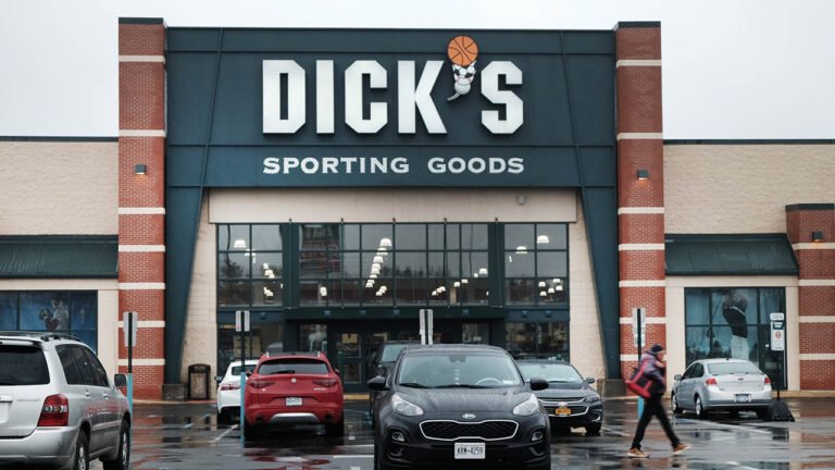 Le stock de Dick's Sporting Goods plonge alors que le détaillant prévient que la demande de vêtements de sport s'affaiblit