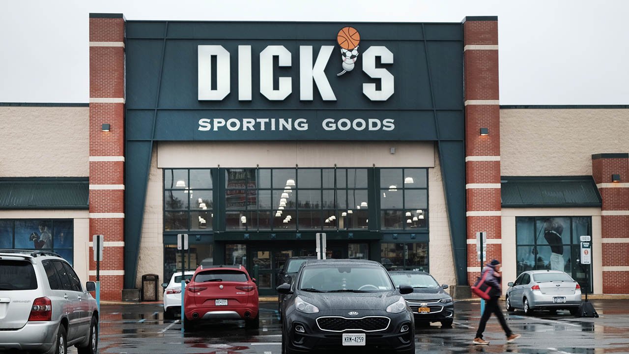 Le stock de Dick's Sporting Goods plonge alors que le détaillant prévient que la demande de vêtements de sport s'affaiblit