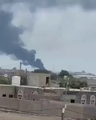 Les Houthis affirment avoir lancé des missiles et des drones sur les forces gouvernementales yéménites…