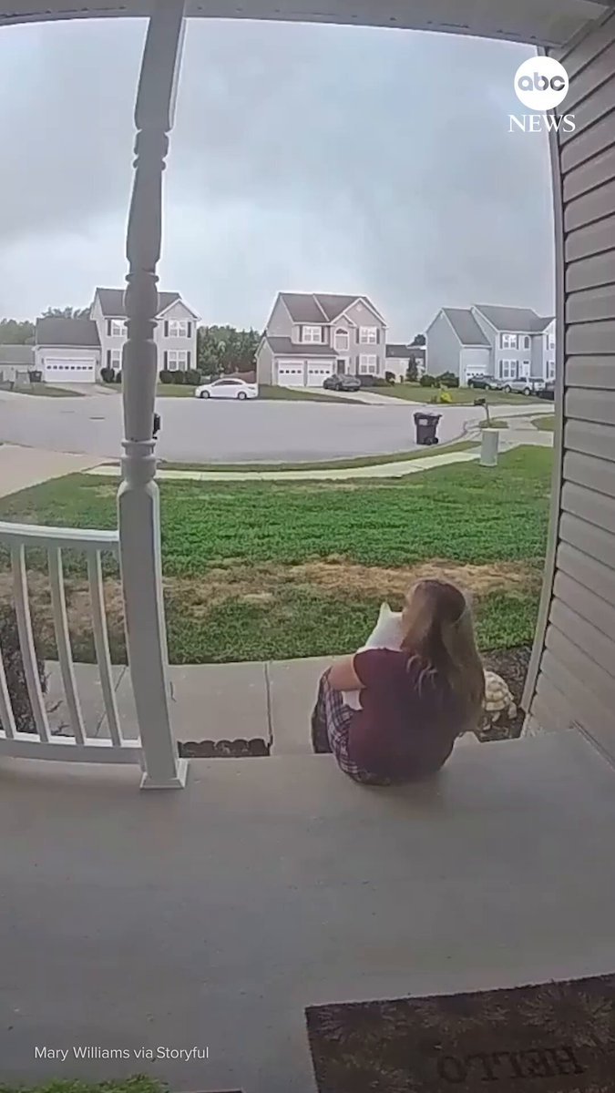 Un coup de foudre a envoyé une femme du Maryland et son chat se précipiter après que celui-ci se soit…