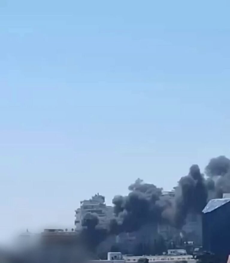 Des USV ukrainiens ont frappé le port de Yalta, tenu par les Russes, dans le sud de la Crimée.