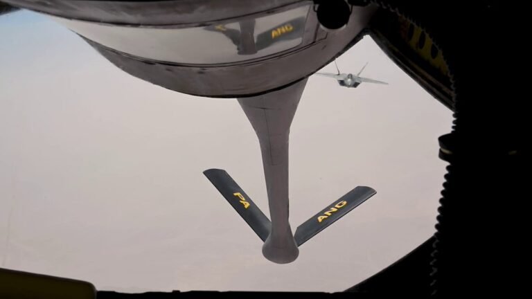 Le CENTCOM publie des images d'avions de combat F 22 opérant au Moyen-Orient.