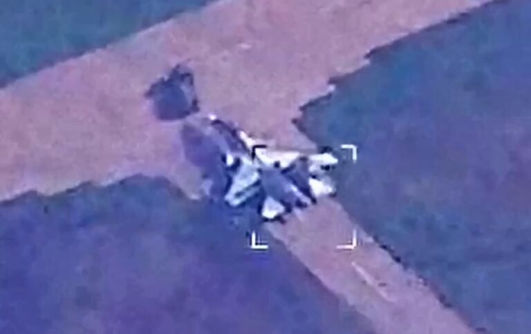 Un drone ukrainien Shark filme un Su-30SM russe en préparation pour une sortie à la base aérienne de…