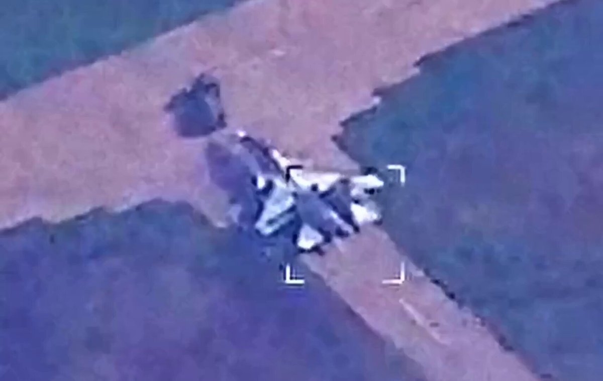 Un drone ukrainien Shark filme un Su-30SM russe en préparation pour une sortie à la base aérienne de…