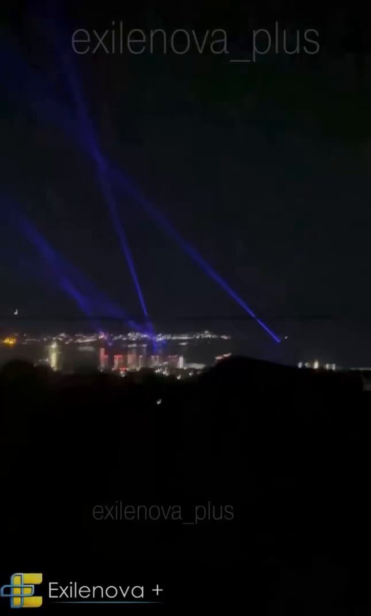 Les Russes tentent désespérément d’abattre ce soir des drones ukrainiens à longue portée au-dessus du port…