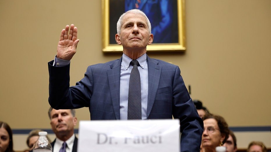 Fauci a discuté des préoccupations concernant le vaccin à ARNm COVID pour les femmes enceintes dans une chaîne de textes publiée par un comité sénatorial