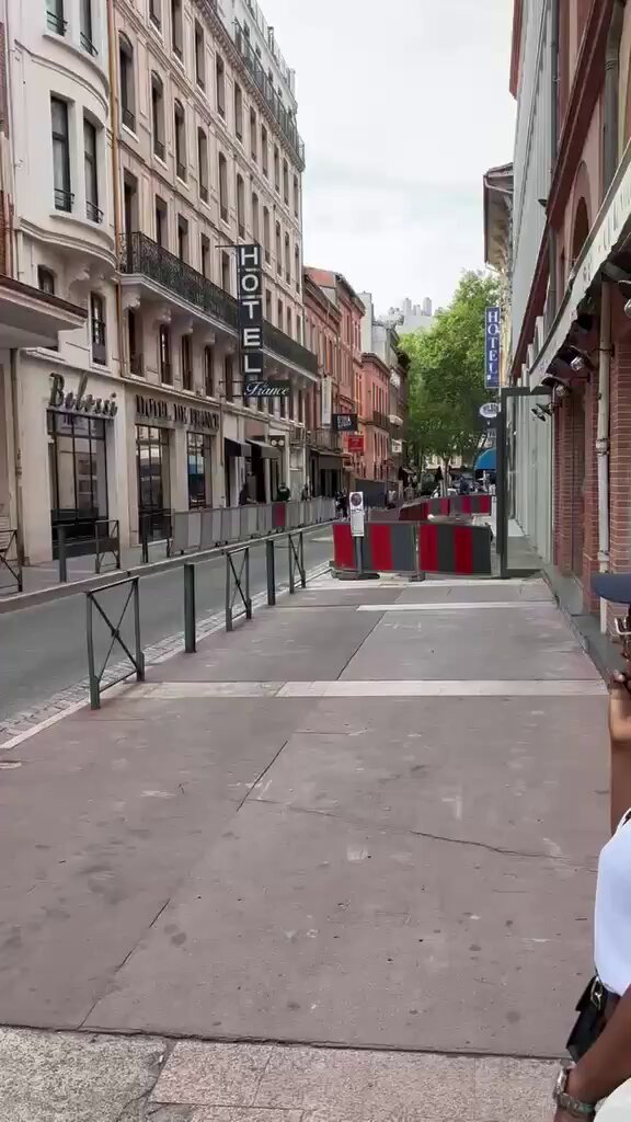 🇫🇷 Deux policiers ont été pris dans une embuscade et poignardés lors d'une patrouille à pied à Toulouse,…