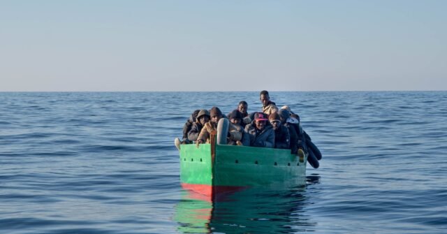 Deux morts et douze disparus dans le naufrage d’un bateau de migrants au large des côtes tunisiennes