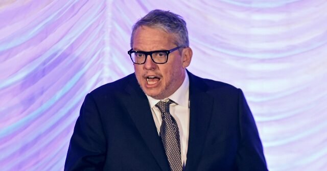 Dulis : Adam McKay, le catastrophique pour le climat, rejette les questions sur sa résidence secondaire en Irlande tout en avertissant que « des milliards de personnes mourront » à cause du pétrole