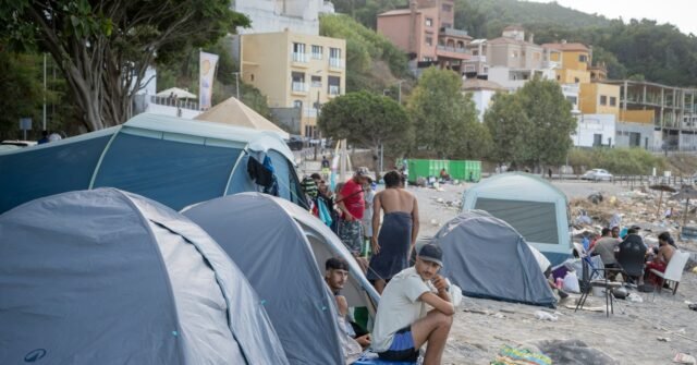 Le campement de tentes de migrants revient alors que les efforts visant à débarrasser la plage de Ceuta des illégaux échouent