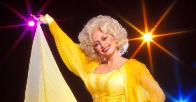 Les flux de Dolly Parton Songs explosent après sa mort, en hausse de 2 109 % aux États-Unis et de 1 280 % à l'échelle mondiale