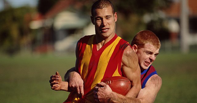 REGARDER: Le football australien permet à un homme de 6'-3" et 200 livres de jouer dans la ligue féminine