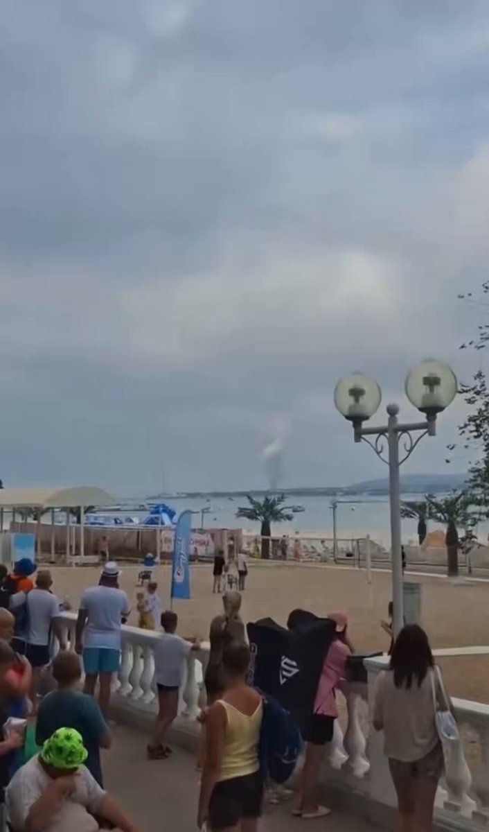 Des drones ukrainiens à longue portée ont frappé ce matin un système de défense aérienne russe S-400 à…