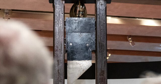 REGARDER : Des manifestants se présentent avec une guillotine lors d’une réunion du conseil municipal et effrayent les représentants du centre de données