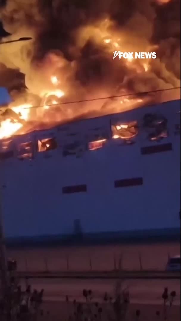 Une frappe de drone ukrainien a incendié un entrepôt appartenant à Wildberries, un détaillant en ligne…