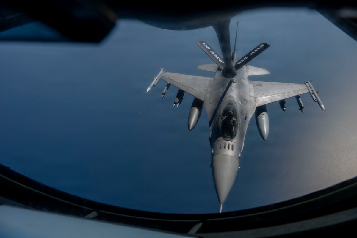 Le Commandement central des États-Unis (CENTCOM) a publié une image d'un F-16 « Fighting Falcon » de l'US…