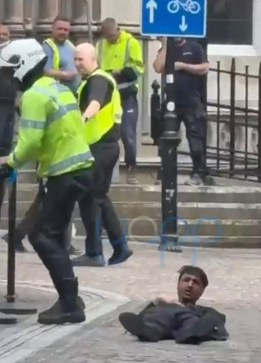 La police britannique a utilisé aujourd'hui un pistolet Taser sur un homme dans le centre de Bradford…