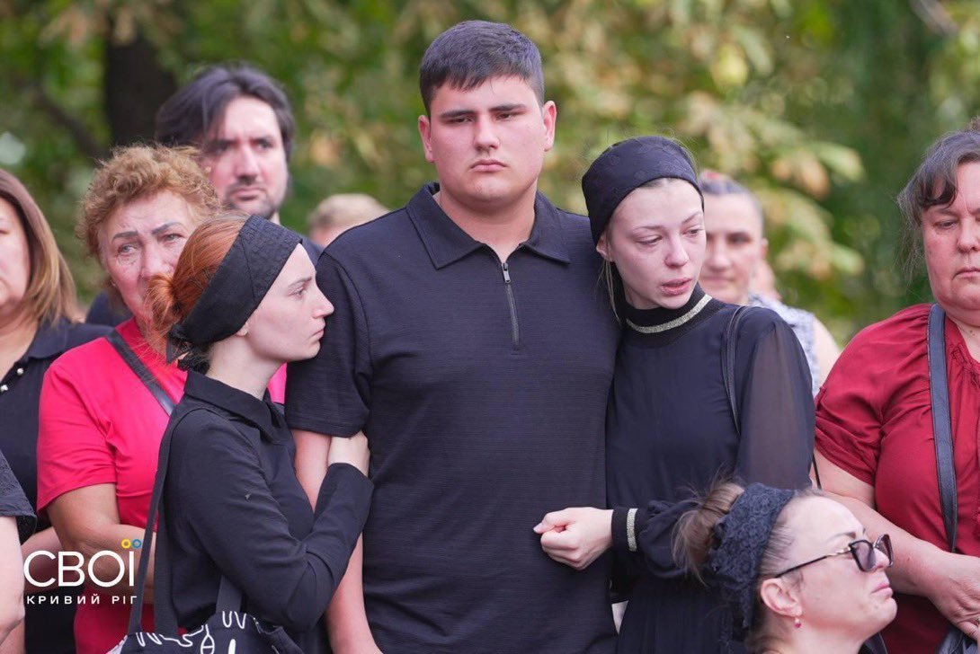 Danylo Voronov, soldat ukrainien de 23 ans, avec sa sœur et sa femme lors des funérailles collectives de…