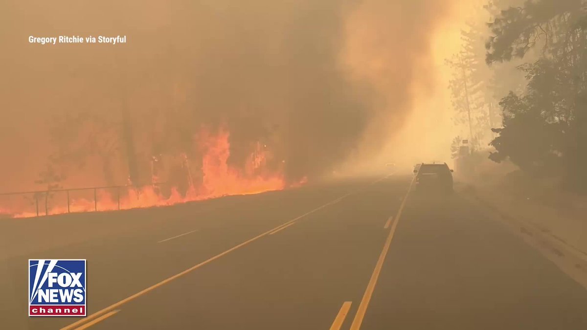 D'énormes flammes courent le long d'une route alors que l'incendie du complexe de Spokane ravage l'est de…