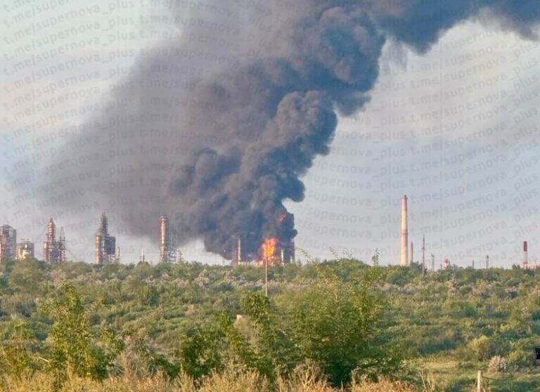 La raffinerie russe de Syzran est en feu ce matin après une frappe de drone d'attaque ukrainienne.