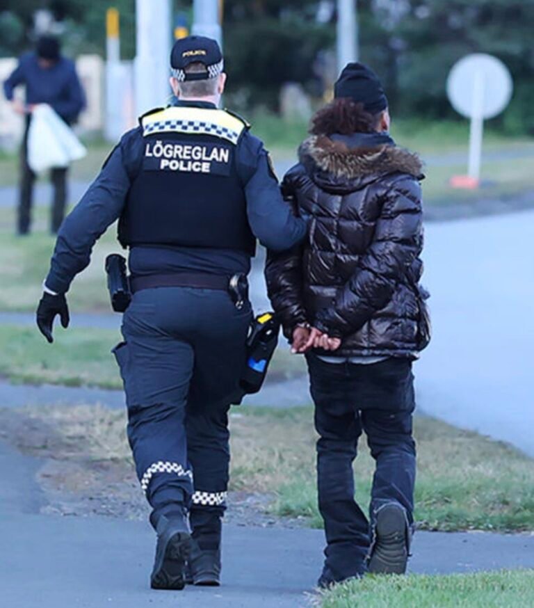 La police islandaise a arrêté 9 jeunes hommes à l'aéroport d'Akureyri en relation avec un grand festival…