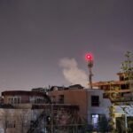 La photo montre un panache de fumée s'élevant d'Erbil, au Kurdistan irakien, à la suite de l'impact d'un…
