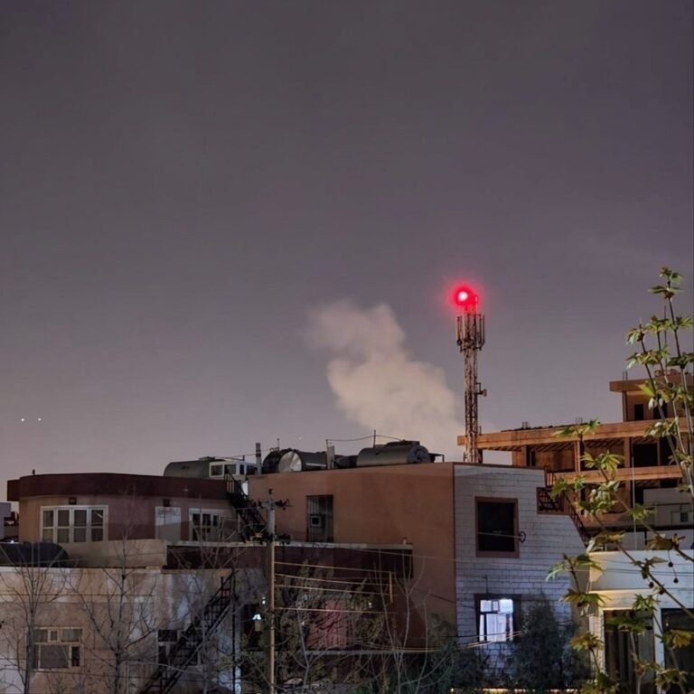La photo montre un panache de fumée s'élevant d'Erbil, au Kurdistan irakien, à la suite de l'impact d'un…