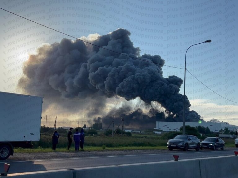 Le centre de distribution de commerce électronique russe Wildberries à Krasny Bor est victime d'un…