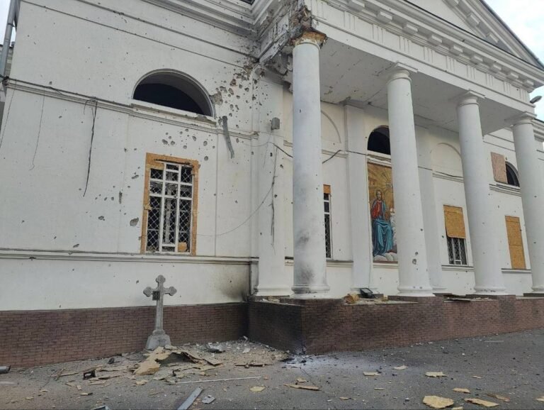 Les Russes ont attaqué la cathédrale du Saint-Esprit de Kherson avec des drones.