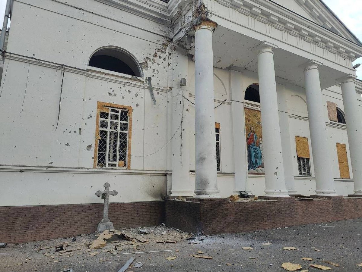 Les Russes ont attaqué la cathédrale du Saint-Esprit de Kherson avec des drones.