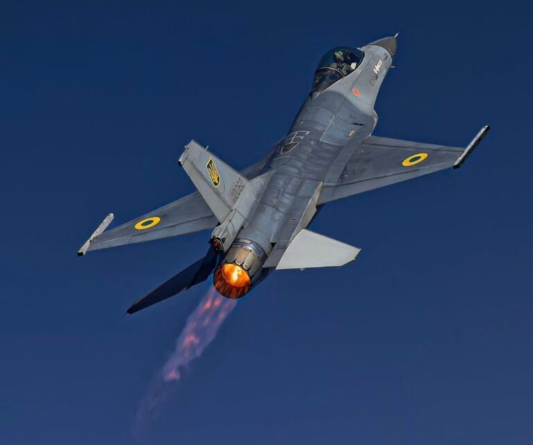 Le F-16AM Fighting Falcon de l'armée de l'air ukrainienne effectue un vol d'essai alors qu'il reçoit une…
