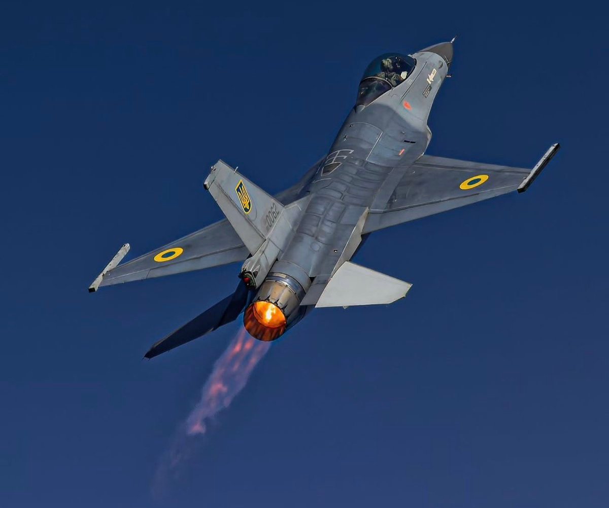 Le F-16AM Fighting Falcon de l'armée de l'air ukrainienne effectue un vol d'essai alors qu'il reçoit une…