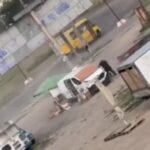 Une nouvelle vidéo dramatique montre un Ukrainien courant pour se mettre en sécurité tandis qu'un drone le…