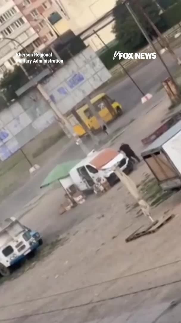 Une nouvelle vidéo dramatique montre un Ukrainien courant pour se mettre en sécurité tandis qu'un drone le…