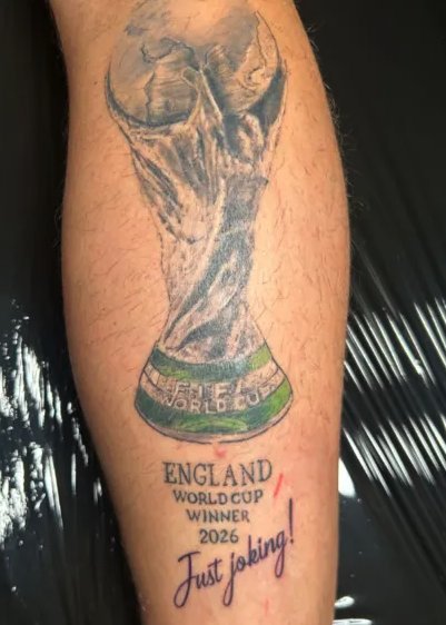 Un fan anglais ajoute « je plaisante ! » à son tatouage de vainqueur de la Coupe du monde de 550 £ après…