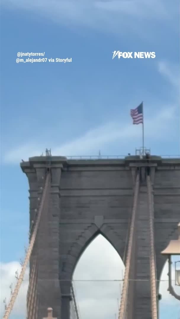 Un homme nu a sauté du pont de Brooklyn à New York et a miraculeusement survécu à la chute.
