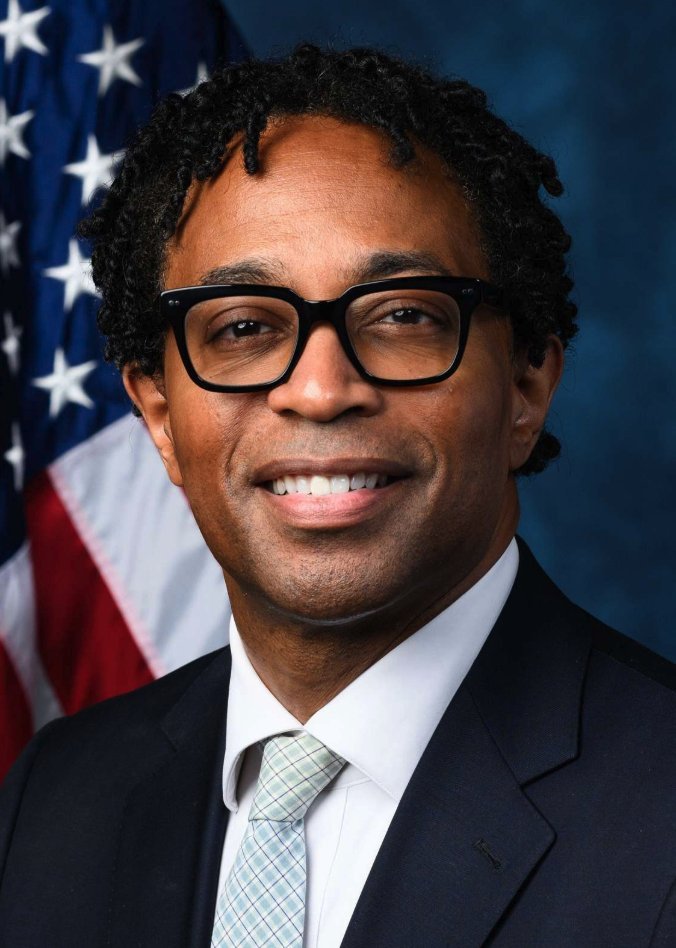 Le représentant Wesley Bell bat l'ancienne représentante Cori Bush lors du match revanche des primaires…