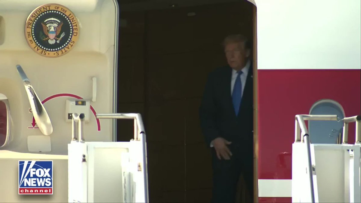 Le président Trump arrive à Los Angeles avant l'événement RNC organisé au Trump National Golf Club à…