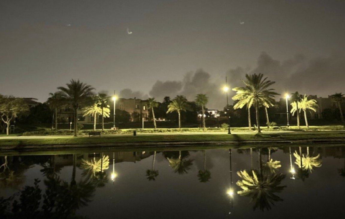 La photo montre de la fumée s'élevant de Dubaï au milieu des premiers rapports faisant état de multiples…